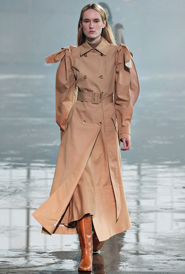 قدّمت دار Gabriela Hearst المعطف الترانش الطويل بلون نيود وتميّز بالفيونكة التي زيّنت الأكتاف