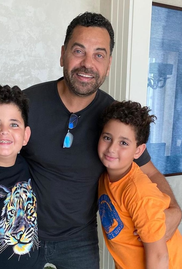 طارق العريان وطفليه