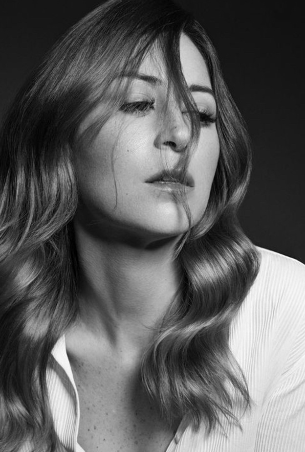 ترشيح منة شلبي لأول مرة لجائزة إيمي عن مسلسلها "في كل أسبوع يوم جمعة"