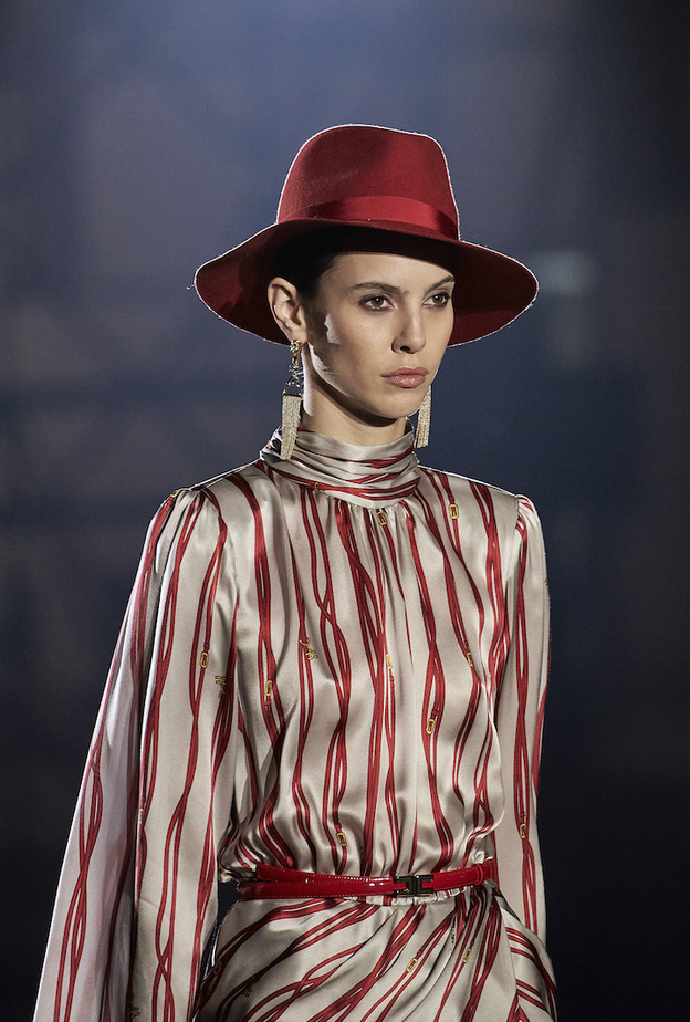 قبّعة خريفية مميّزة باللون الأسود الكلاسيكي من Asian Fashion Collective  