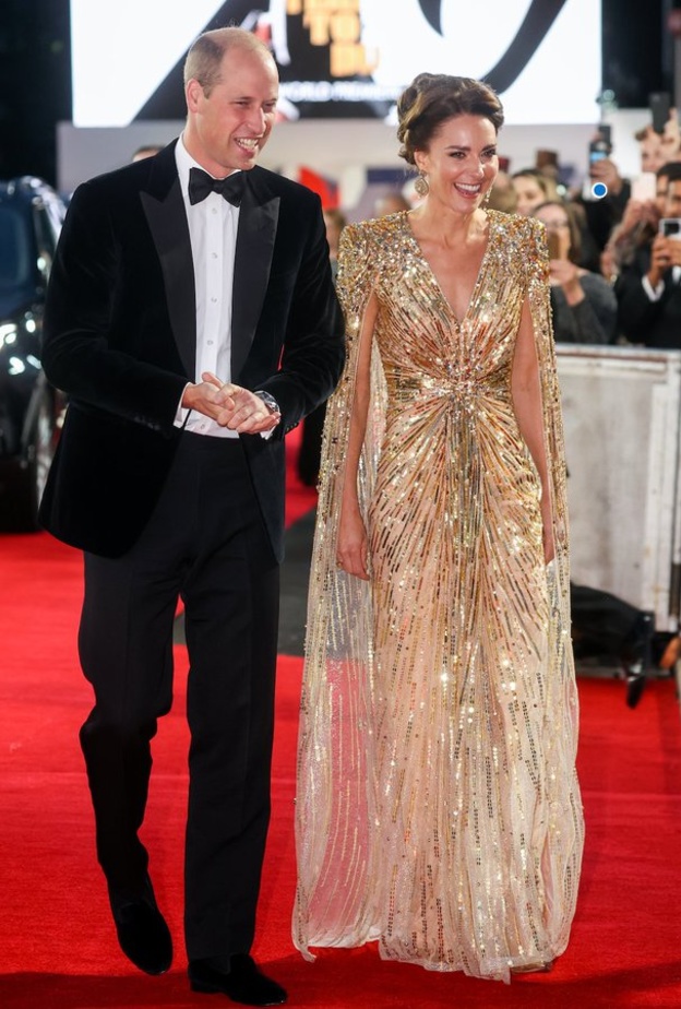 بفستان ذهبي وإطلالة مشابهة للأميرة ديانا.. كيت ميدلتون تتألق خلال العرض الأول لـ No Time To Die