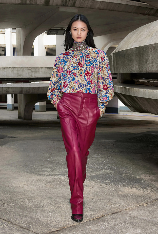 تنسيق بناطيل الجلد الملونة الساحرة في خريف 2021 من وحي Isabel Marant