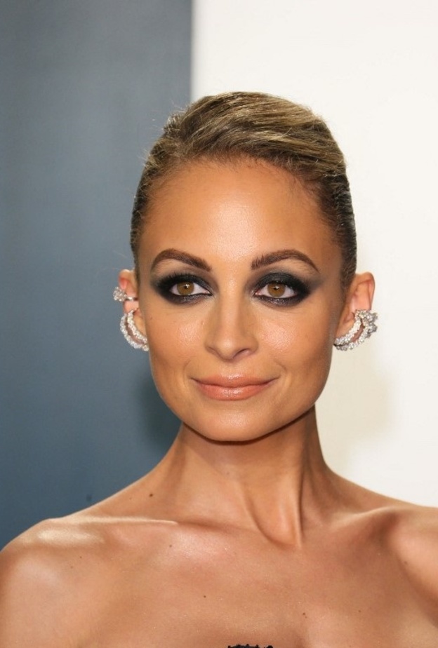 مكياج سموكي قوي باللون الأسود مع الشعر المثبت