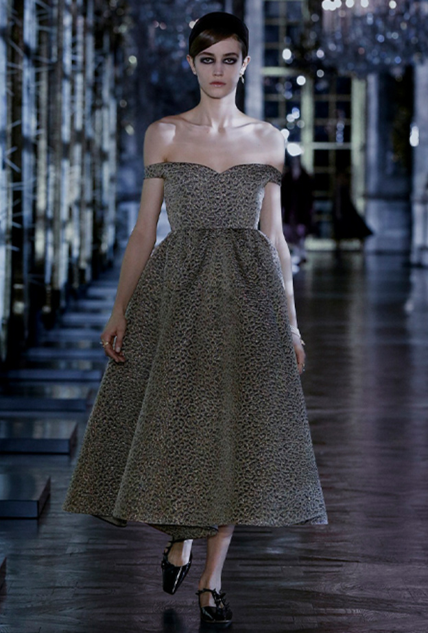 فساتين واسعة مكشوفة الاكتاف لسهرات خريف 2021 من دار Christian Dior