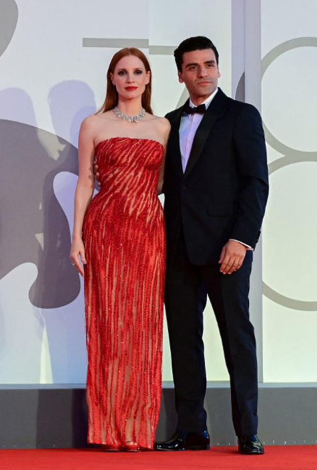 اطلالة Jessica Chastain بفستان احمر مزخرف برفقة Oscar Isaac