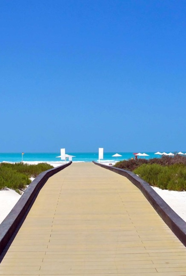 شاطئ السعديات في أبوظبي.. رمال ذهبية ساحرة وأجواء مثالية لعشاق الاستجمام 