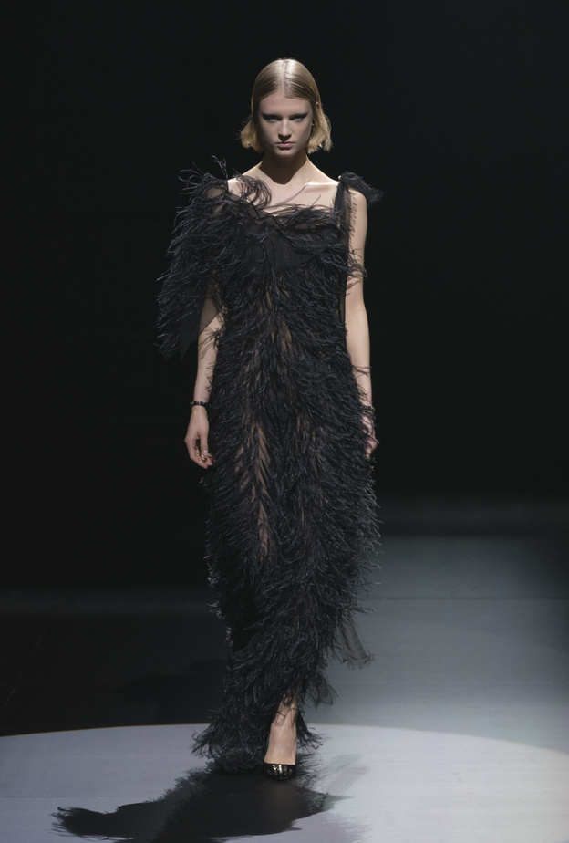 تنسيق موضة الشراريب مع الفساتين السوداء من وحي Valentino