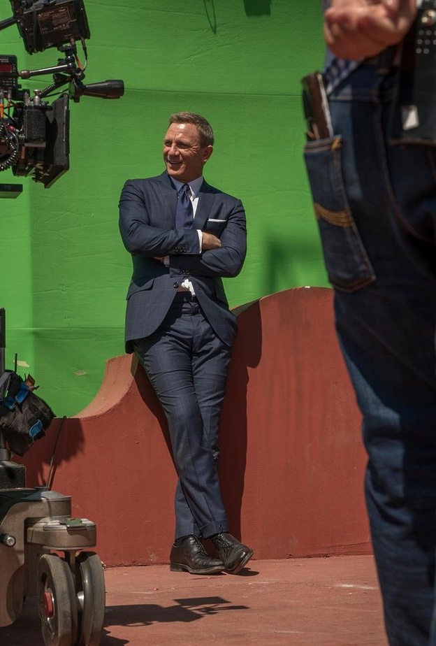 النجم دانيال كريغ أثناء كواليس الفيلم الوثائقي "Being James Bond"