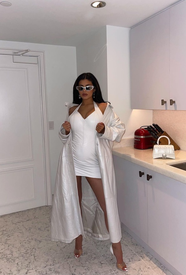 تفاصيل إطلالة كايلي جينر في استعراضها لحملها بطفلها الثاني