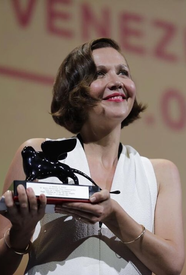 ماجي جيلنهال تتألق بفستان أبيض في حفل ختام مهرجان فينيسيا