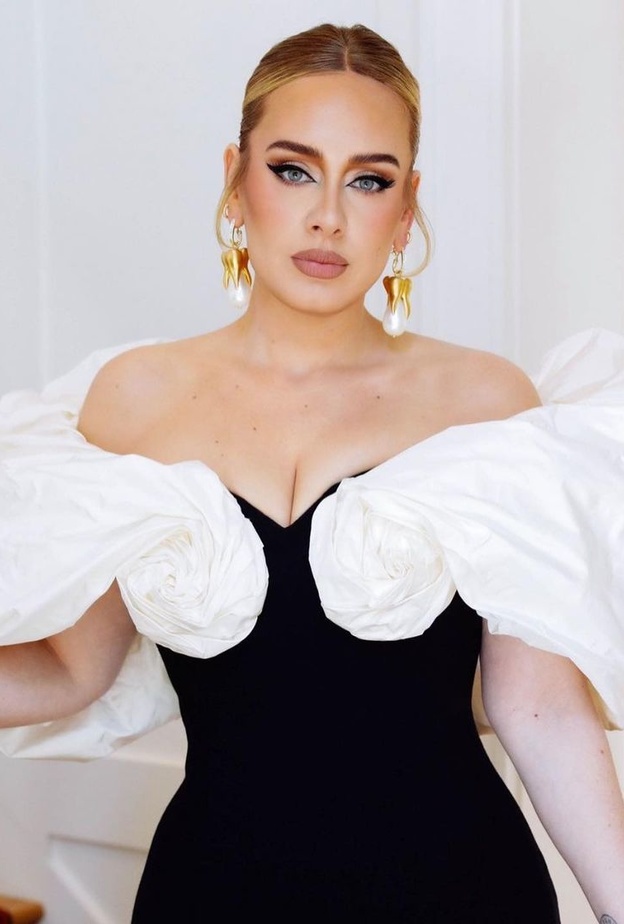 أديل تتألق في سحر الموضة الإيطالية من ماركة Schiaparelli