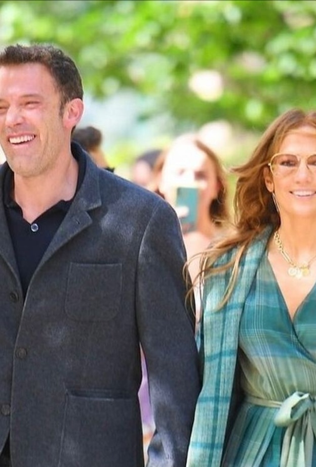 إلى عشاق موسم الخريف.. إليكم إطلالة جينيفر لوبيز