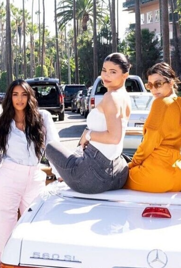 كريس جينر تحتفل بيوم الابنة العالمي بصور ملفتة لبناتها وحفيداتها