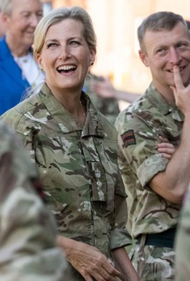 بالصور.. الكونتيسة صوفي بسترة مموهة وبنطلون كاكي في أحدث مهمة ملكية