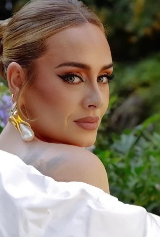  أديل باطلالة جمالية ملفتة في أحدث ظهور لها بعد خسارتها للوزن