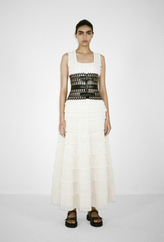 اطلالة من Alaia