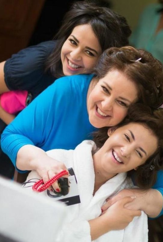 دنيا وإيمي مع والدتهما دلال عبد العزيز