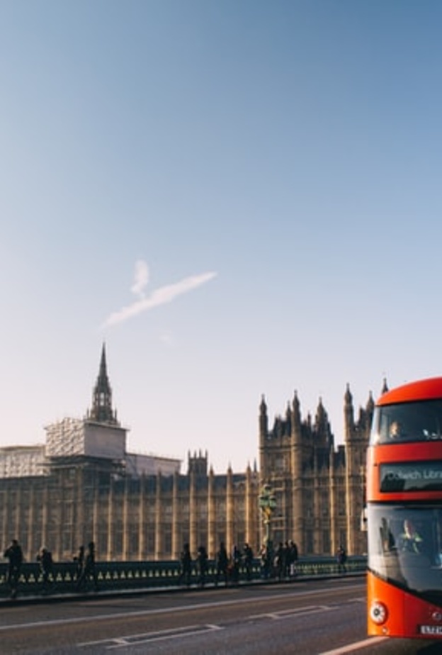 لا حجر صحيًا للمسافرين المحصّنين من الإمارات إلى بريطانيا