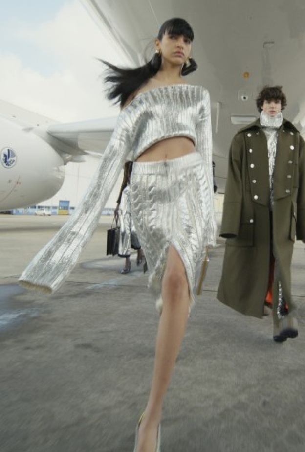 أحدث تصاميم الميتاليك اللمّاعة من Balmain