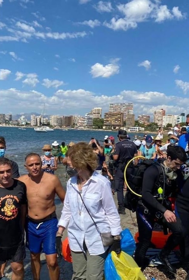 الملكة صوفيا تشارك في فعالية بيئية لجمع القمامة من على الشواطئ