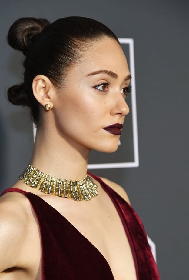 أبرز إطلالات إيمي روسوم الجمالية في عيد ميلادها