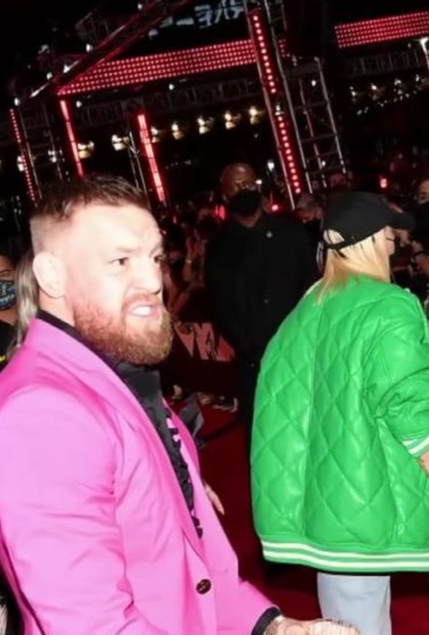 تفاصيل المشاجرة بين كونور ماكغريغور وماشين غان كيلي 