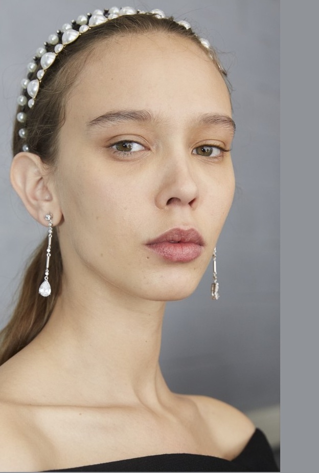 أحدث أكسسوارات شعر ناعمة من منصات الأزياء لخريف 2021