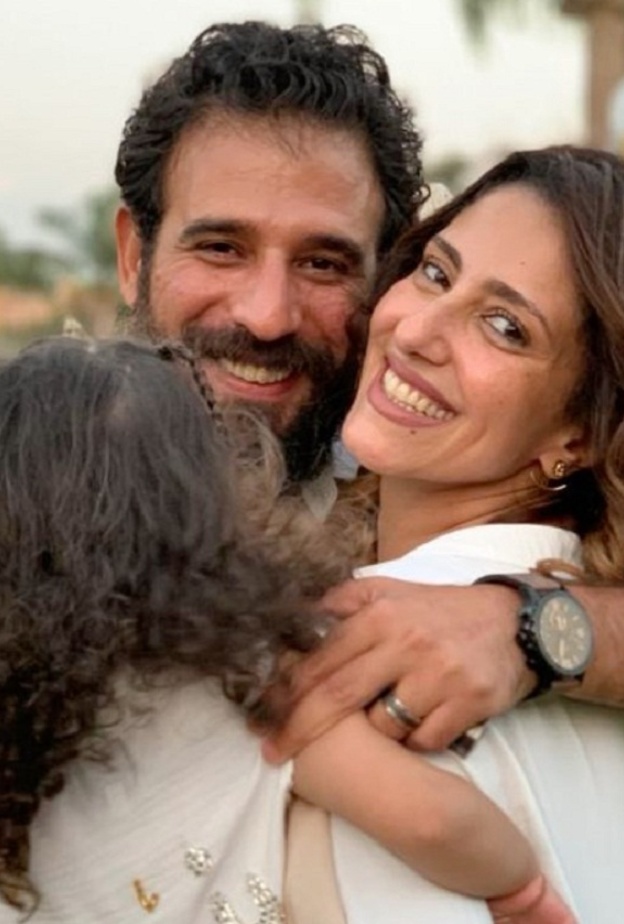 حنان مطاوع وزوجها وابنتهما- صورة من فيديو على حساب حنان مطاوع على انستقرام