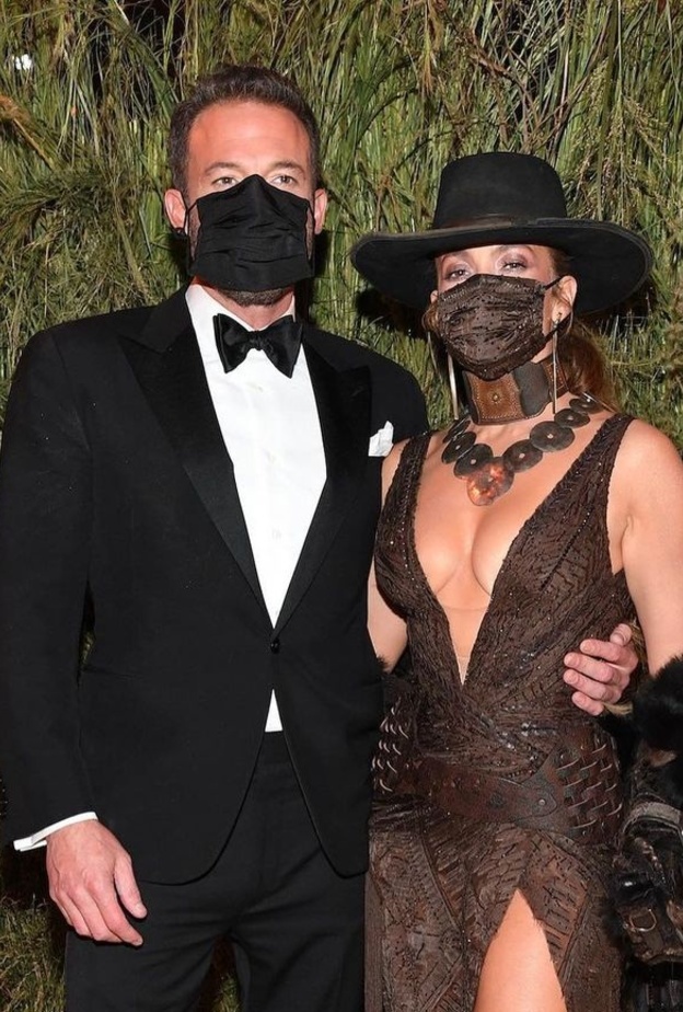 جينيفر لوبيز وبن أفليك- صورة من حساب Met Gala على انستقرام