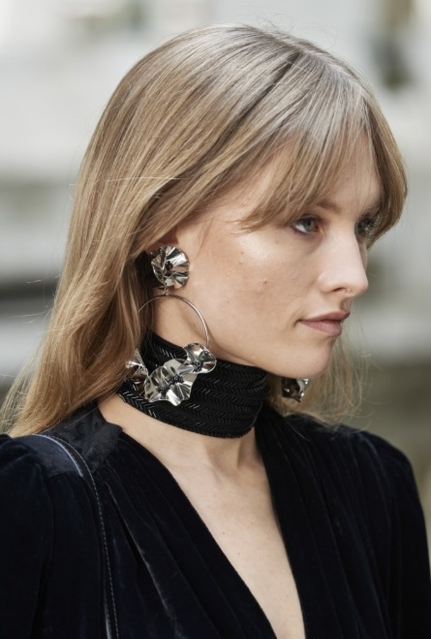 ألوان شعر بدرجات مشرقة لصاحبات البشرة الفاتحة موضة خريف 2021