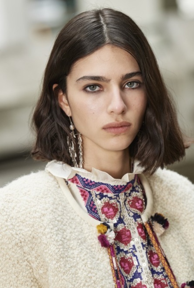 أهم النصائح والمستحضرات لمظهر حواجب طبيعية لهذا الموسم