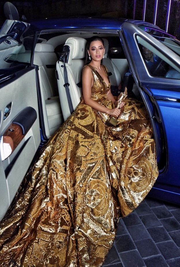 خطفت رحمة رياض الأنظار في الحفل بفستان ذهبيّ من مجموعة زهير مراد