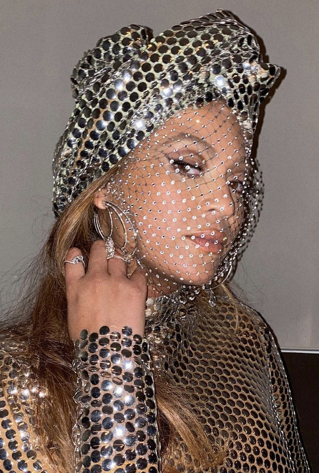 صور أغرب الأكسسوارات في إطلالات بيونسيه العصرية والجريئة