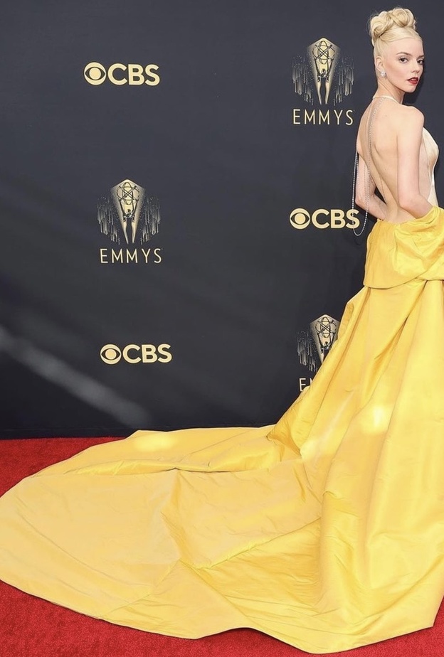 آنا تايلور جوي تتألق بفستان من ديور