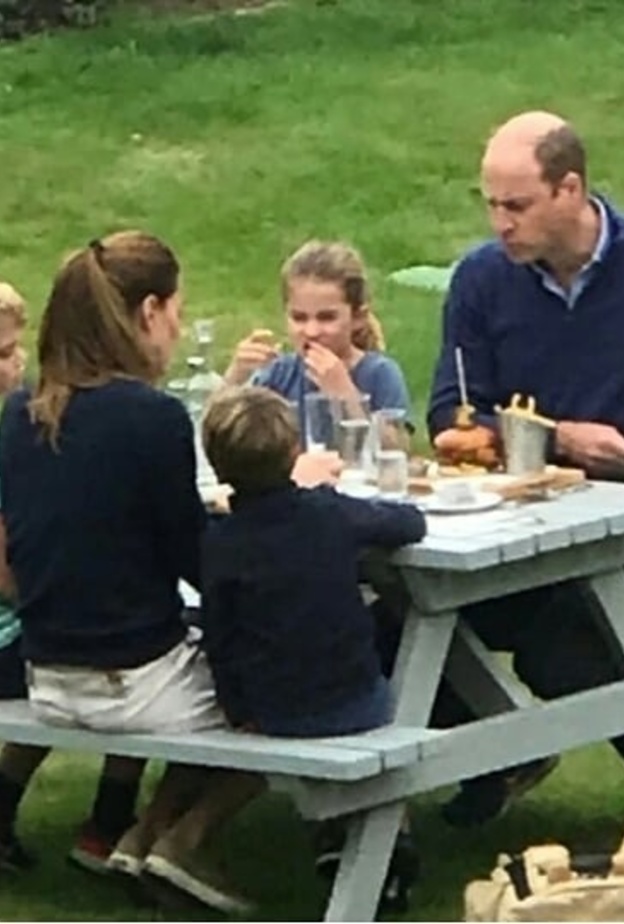 وليام وكيت يتناولان شطائر البيرجر بصحبة أطفالهما في مطعم صغير