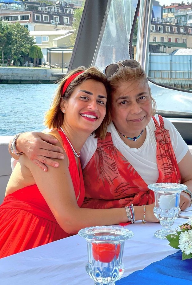 منة فضالي ووالدتها