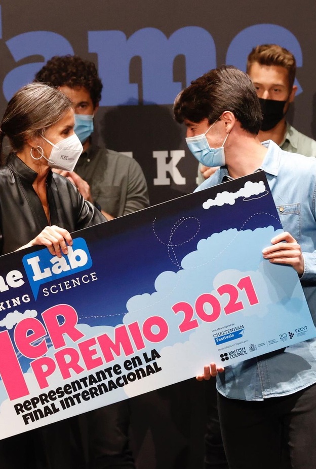 الملكة ليتيزيا تسلم جائزة أفضل مونولوج علمي