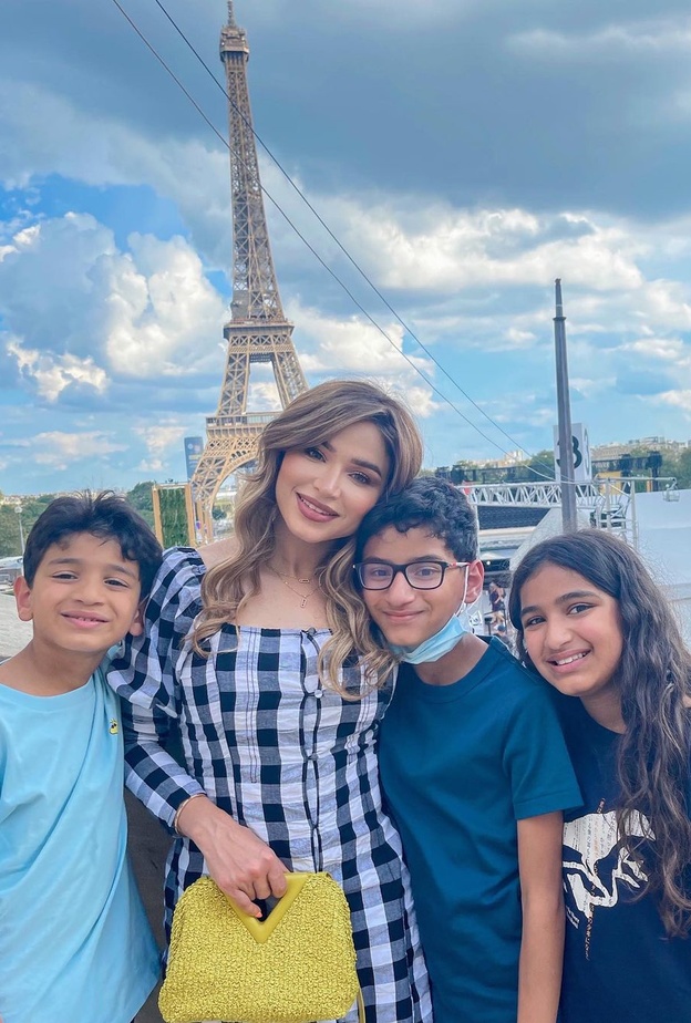 نهى نبيل تستجم مع أطفالها في باريس وترصد ردود أفعالهم الطريفة حول برج ايفل 
