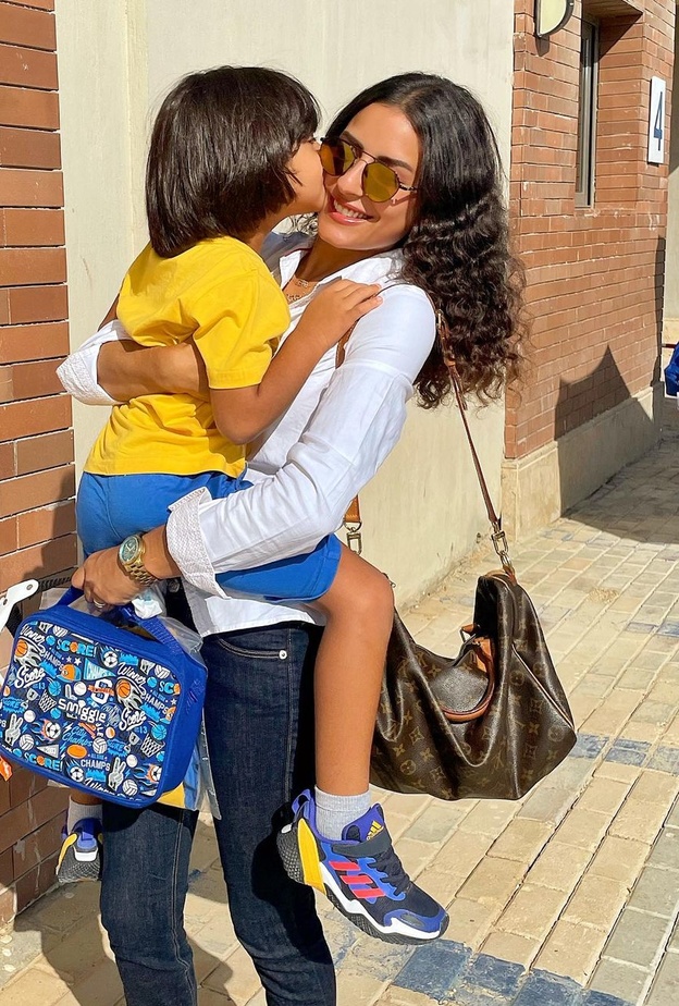 لقطات عائلية لريهام أيمن وشريف رمزي مع طفليهما في المدرسة 