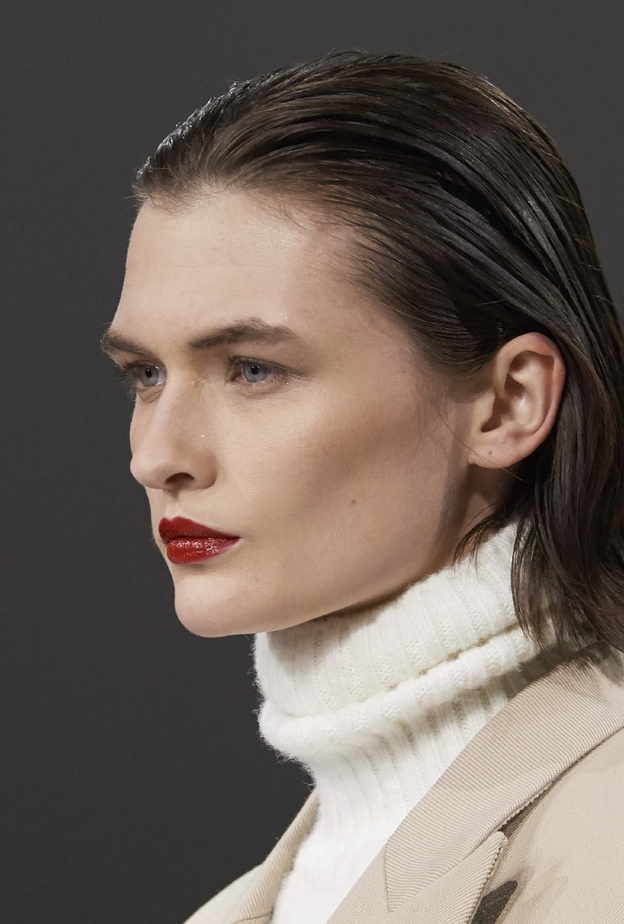 تسريحات شعر مبللة وملفتة لإطلالاتك في خريف 2021