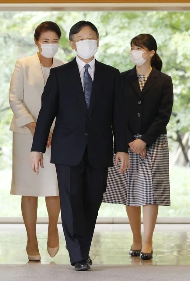 الإمبراطور ناروهيتو وأسرته ينتقلون للإقامة في القصر الإمبراطوري الياباني