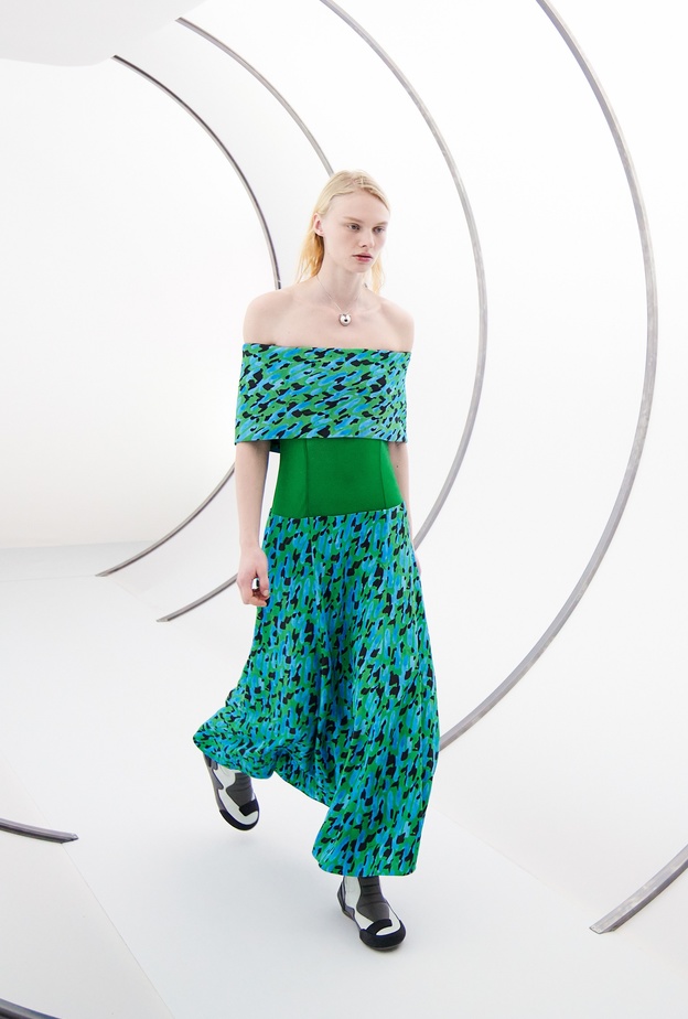 تنسيق إطلالات باللون الأخضر موضة خريف 2021-2022