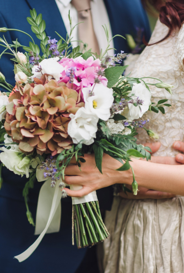 أفكار رائعة لحفل زفافك بالزهور البرية