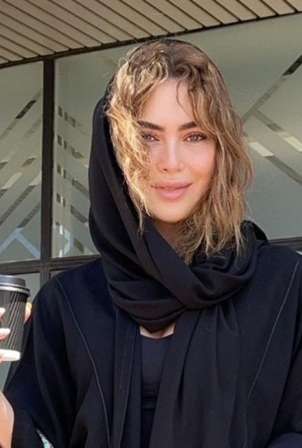 ستيفاني صليبا بغطاء الرأس