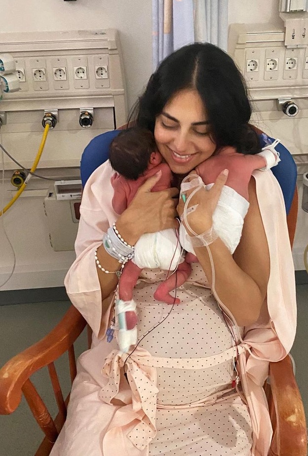 فاليري أبو شقرا مع ابنتيها