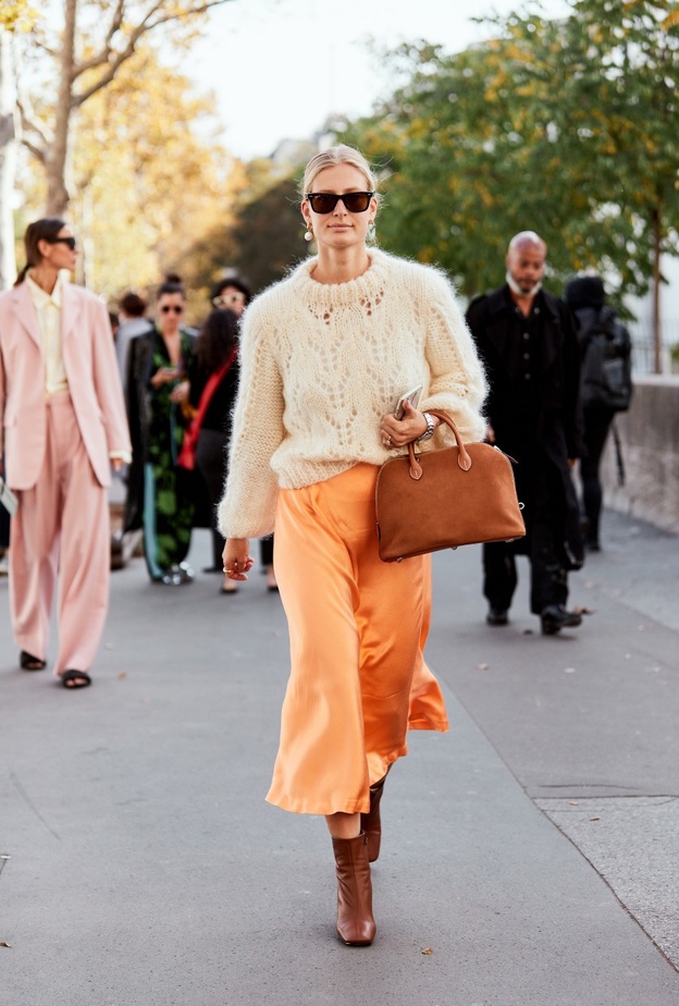 أفكار لتنسيق التنورة الساتان مع الملابس حسب شكل الجسم في خريف 2021