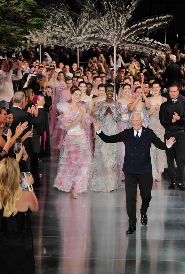 أرماني يحيي ضيوفه في ختام عرض ازياء ليلة واحدة فقط في دبي