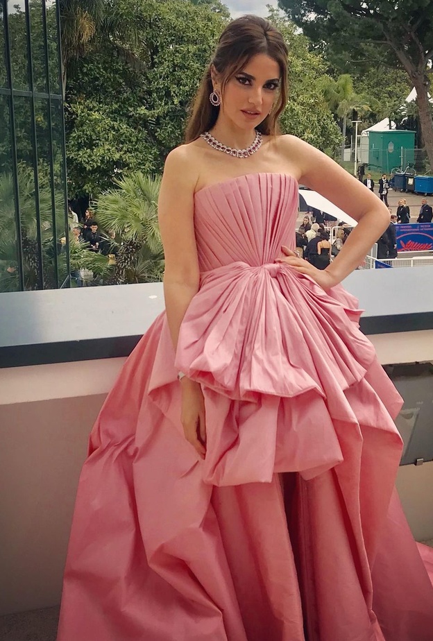 أزياء باللون الزهري الفاتح مستوحاة من درة زروق للتوعية بسرطان الثدي