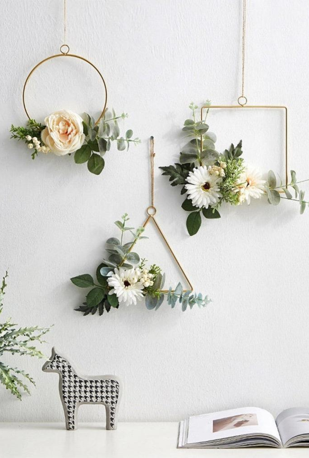 أشكال معدنية بأسلوب DIY مع باقات الزهور لديكور جدران منزلك