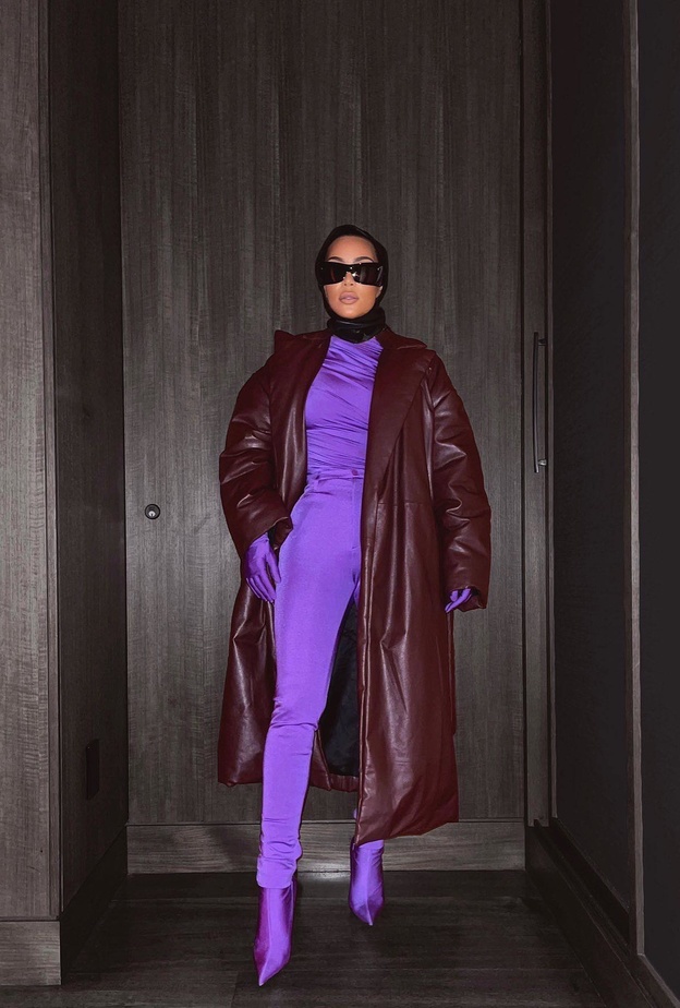 أطلت كيم بتوب تميّزت بقصة الياقة العالية مع البنطلون الضيق الذي عانق جسدها والجزمة من نفس اللون